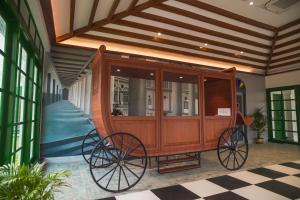 Resort Titli في سانتينيكيتان: عربة خشبية في غرفة مع ممر