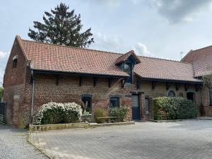 Ennetières-en-WeppesGîte de la Carnoy的街上有红屋顶的砖房