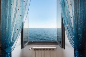 a window with a view of the ocean in a bathroom at La Finestra sul Mare in Genoa