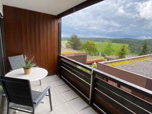 ショナッハにあるAppartement zum Hirschの景色を望むバルコニー(テーブル、椅子付)