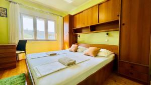 Postel nebo postele na pokoji v ubytování Apartments - Villa Sidro
