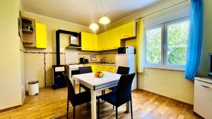 Kuchyň nebo kuchyňský kout v ubytování Apartments - Villa Sidro