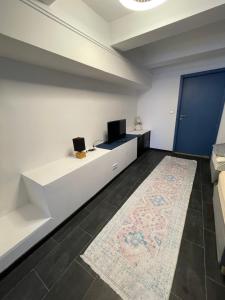 a white room with a desk with two computers on it at Aydogan Vermietung in Stade