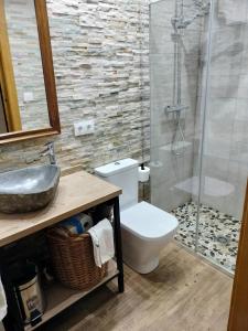 a bathroom with a toilet and a sink and a shower at Casa de pueblo in Babilafuente