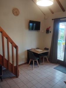 Televízia a/alebo spoločenská miestnosť v ubytovaní Maison de vacances dans les hauteurs de Salavas