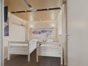 Habitación con 2 literas y espejo. en Balcon vue mer accès direct plage et piscine, en Le Croisic 10 fotos más