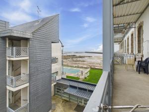 Un balcón del apartamento con vista al mar. en Balcon vue mer accès direct plage et piscine, en Le Croisic
