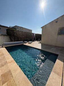 Bazén v ubytovaní "La villa Mariam" Jacuzzi Piscine Jardin Pétanque alebo v jeho blízkosti