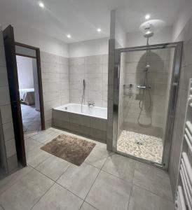 Kúpeľňa v ubytovaní "La villa Mariam" Jacuzzi Piscine Jardin Pétanque