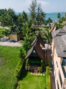 Ban Khlong SonにあるChill Villa by Utalay Koh Changの屋根付きの家屋