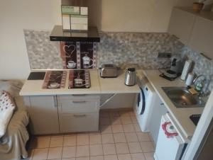 Kuchyňa alebo kuchynka v ubytovaní Maison de vacances dans les hauteurs de Salavas