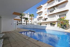 Bazén v ubytování Lancemar Flat in Albufeira nebo v jeho okolí