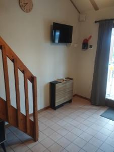 Televízia a/alebo spoločenská miestnosť v ubytovaní Maison de vacances dans les hauteurs de Salavas