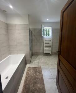 Kúpeľňa v ubytovaní "La villa Mariam" Jacuzzi Piscine Jardin Pétanque