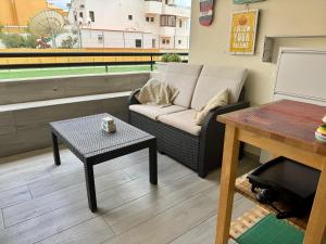 una sala de estar con un sofá y una mesa en Fañabé Paradise - Artistically Designed Apartment, en Adeje