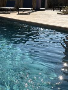 Bazén v ubytovaní "La villa Mariam" Jacuzzi Piscine Jardin Pétanque alebo v jeho blízkosti