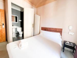 Postel nebo postele na pokoji v ubytování LÀtic Rooms