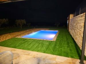 Piscine de l'établissement Gîte de charme L'Escale Des Sens sauna et jacuzzi privé sud Ardéche ou située à proximité