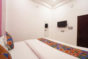 Televízia a/alebo spoločenská miestnosť v ubytovaní Royal Awadh Hotel