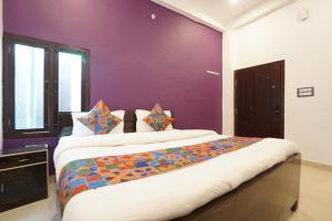 Posteľ alebo postele v izbe v ubytovaní Royal Awadh Hotel