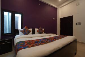 Posteľ alebo postele v izbe v ubytovaní Royal Awadh Hotel