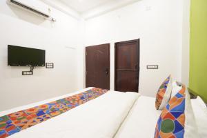 Posteľ alebo postele v izbe v ubytovaní Royal Awadh Hotel