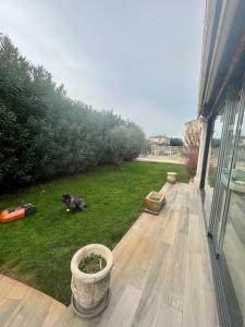 Vonkajšia záhrada v ubytovaní "La villa Mariam" Jacuzzi Piscine Jardin Pétanque