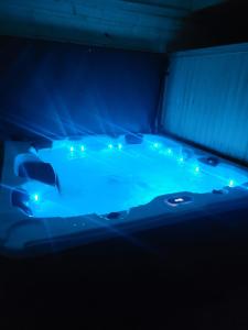Un ou plusieurs lits dans un hébergement de l'établissement Gîte de charme L'Escale Des Sens sauna et jacuzzi privé sud Ardéche
