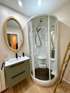 een badkamer met een douche met wastafel en spiegel bij Azahar Homes - Murcia Centro in Murcia