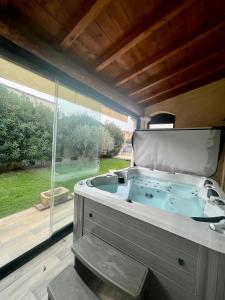 Fotografia z galérie ubytovania "La villa Mariam" Jacuzzi Piscine Jardin Pétanque v destinácii Fourques