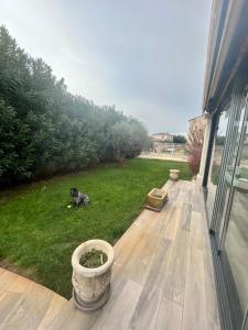 Vonkajšia záhrada v ubytovaní "La villa Mariam" Jacuzzi Piscine Jardin Pétanque
