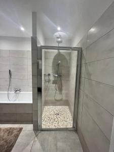 Kúpeľňa v ubytovaní "La villa Mariam" Jacuzzi Piscine Jardin Pétanque