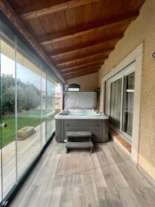 Fotografia z galérie ubytovania "La villa Mariam" Jacuzzi Piscine Jardin Pétanque v destinácii Fourques