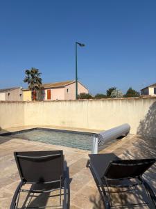 Bazén v ubytovaní "La villa Mariam" Jacuzzi Piscine Jardin Pétanque alebo v jeho blízkosti