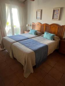 Postel nebo postele na pokoji v ubytování Hotel Es Mercadal