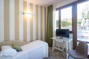 TV a/nebo společenská místnost v ubytování Hotel Le Colline