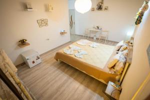a bedroom with a bed in a room at Happy Home in Călimăneşti