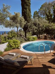 Bazén v ubytovaní Chris & Jo Villas, Enchanting Escapes, with Heated Pools & SeaViews By ThinkVilla alebo v jeho blízkosti
