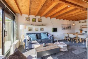 Posezení v ubytování Welcome in - Vakantiehuis met ruime tuin, gezamenlijk zwembad, Haaijmanweg 5-118