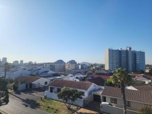 Vista árida de un suburbio con ciudad en Arum Cove Bloubergstrand, en Cape Town