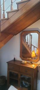 een houten bureau met een spiegel en een lamp erop bij Il Carrubo in Alghero