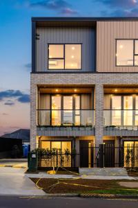 a building with a lot of windows at Luxury Stay in Central Takapuna in Auckland