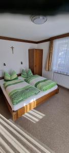 Łóżko lub łóżka w pokoju w obiekcie Haus Stecher