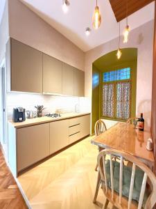 Una cocina con una mesa de madera y un comedor. en Qeto's House, en Tiflis