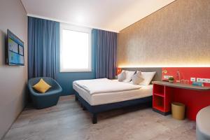 Postel nebo postele na pokoji v ubytování Hey Lou Hotel Nördlingen