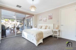 Postel nebo postele na pokoji v ubytování Adelaide Resort 5 Bedrooms swimming Pool + 26 fotografií