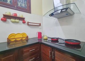 Kuchyň nebo kuchyňský kout v ubytování Lushstay Hanoi - Train Street Hostel