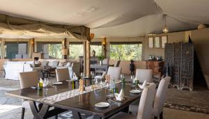 una sala da pranzo con tavolo e sedie di Kicheche Valley Camp a Naboisho