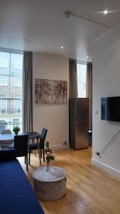 a living room with a couch and a table at Cozy Apartment Sleep 5 in Berkely BK3 in London