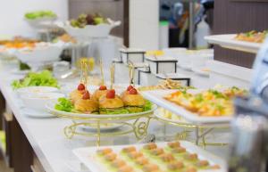 Una línea de buffet con platos de comida en exhibición en Victoria Hotel Ninh Binh, en Ninh Binh